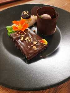 Recetario Chuchos sobre brownie de chocolate con almendra. Bavaroise y sorbete de maracuya