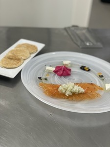 Recetario BLINIS CON TRUCHA AHUMADA, QUESO DE LA ESCUELA Y ESPUMA DE REMOLACHA (Degustación: 1/2 ración)