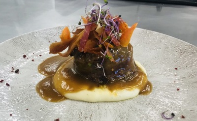 Recetario RABO DE TERNERA DESMIGADO CON IBÉRICOS, CHIPS DE YUCA Y BONIATO (Degustación: 1/2 ración)