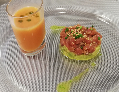 Recetario GAZPACHO CON TAR-TAR DE ATÚN Y AGUACATE (Degustación: 1/2 ración)